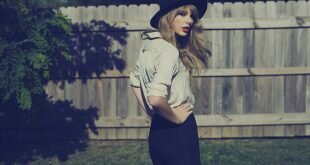 Taylor Swift Pose Wallpaper