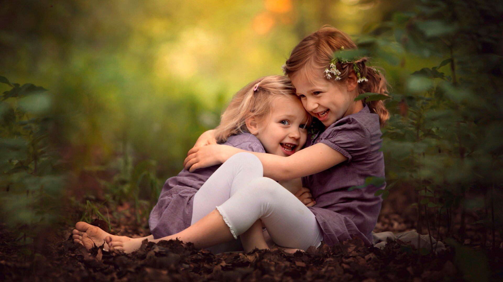 Two cute little sisters playing in the park HD Wallpapers photo