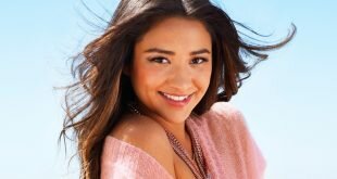 Shay Mitchell Smiling Wallpaper