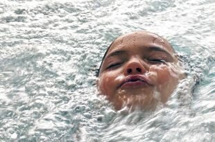 Swimming Pool Water Close Up Girl Swimming Child Wallpaper