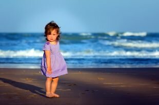 The little girl on the beach HD Wallpapers