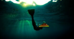 Underwater photography swimmer fins Wallpaper